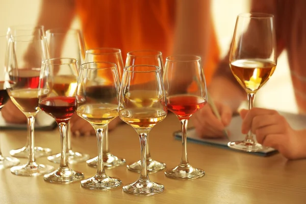 Especialistas degustação de novos tipos de vinho — Fotografia de Stock