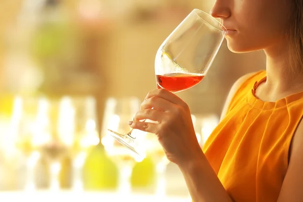 Женщина нюхает красное вино — стоковое фото