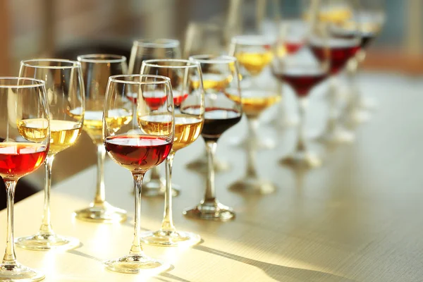 Many glasses of different wine — Stock Photo, Image