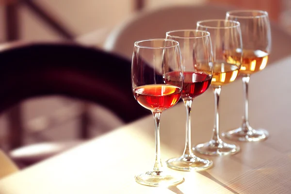 Много бокалов разных вин — стоковое фото