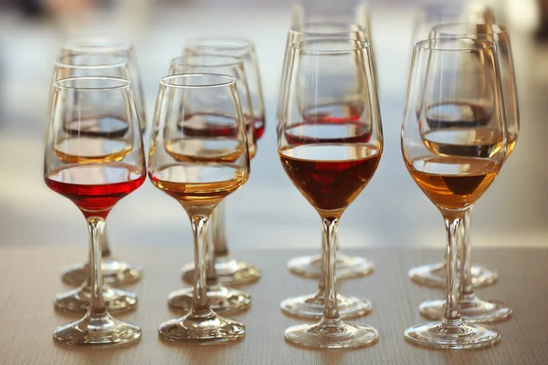 Many glasses of different wine — Stock Photo, Image