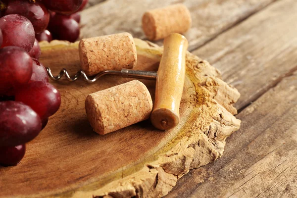 Corchos de vino y codorniz con uvas — Foto de Stock