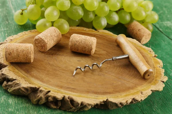 Wine corks and tailspin with grapes — Stock Photo, Image