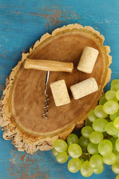 Wine corks and tailspin with grapes — Stock Photo, Image