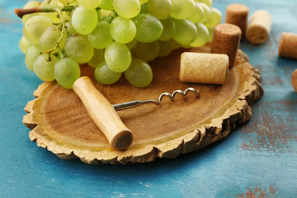 Wine corks and tailspin with grapes — Stock Photo, Image