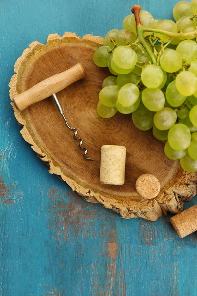 Corchos de vino y codorniz con uvas —  Fotos de Stock