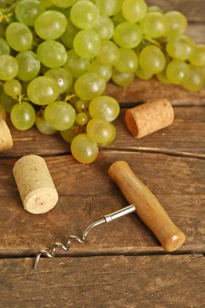 Wijnkurken en tailspin met druiven — Stockfoto