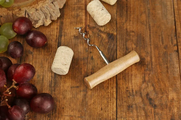 Wine corks and tailspin with grapes — Stock Photo, Image