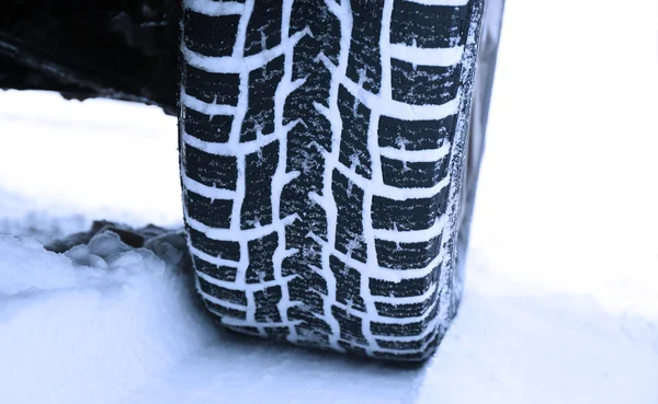 눈 속에서 겨울 타이어 — 스톡 사진