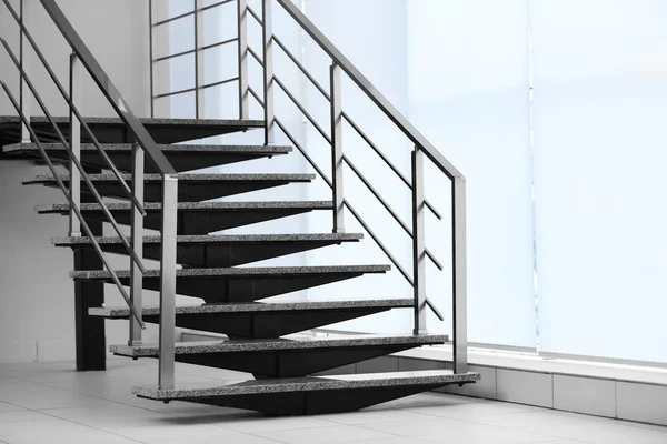 Moderne trappen in kantoor — Stockfoto