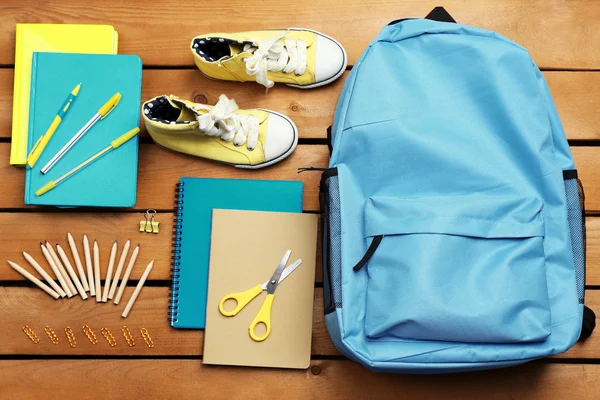 Школьный набор с рюкзаком — стоковое фото