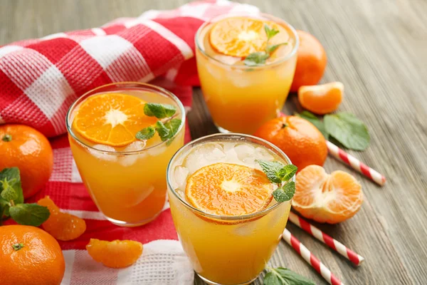 Tangerine cocktails with sliced mandarins — Stock Photo, Image