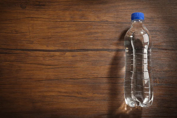 Acqua in bottiglia sul tavolo di legno — Foto Stock