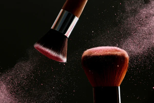 Cepillos de maquillaje con polvo volador —  Fotos de Stock