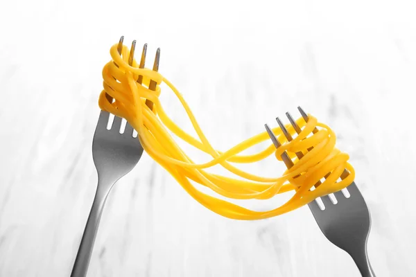 Vorken met gekookte pasta — Stockfoto