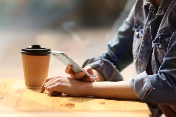 Mujer joven sentada en la cafetería —  Fotos de Stock