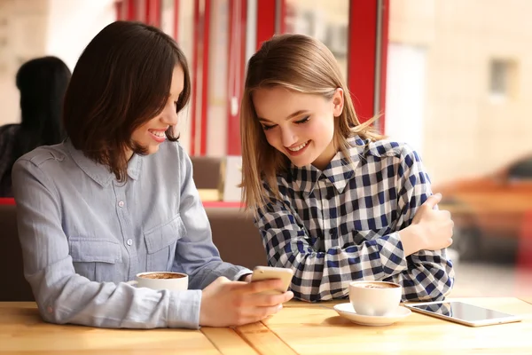 Jeunes femmes heureuses buvant du café — Photo