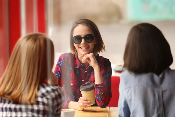 Mujeres felices bebiendo café — Foto de Stock