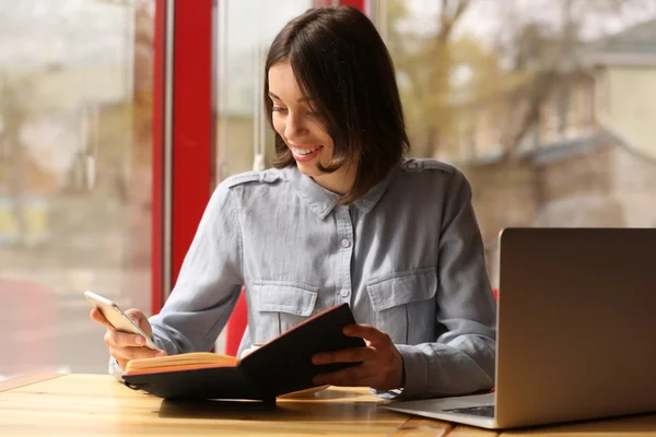 Junge Frau mit Laptop — Stockfoto