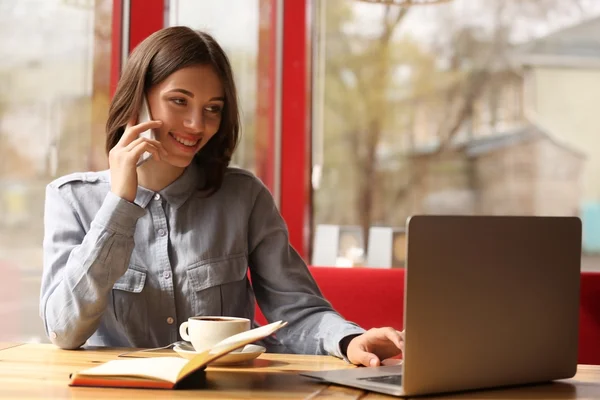 Jeune femme avec ordinateur portable — Photo