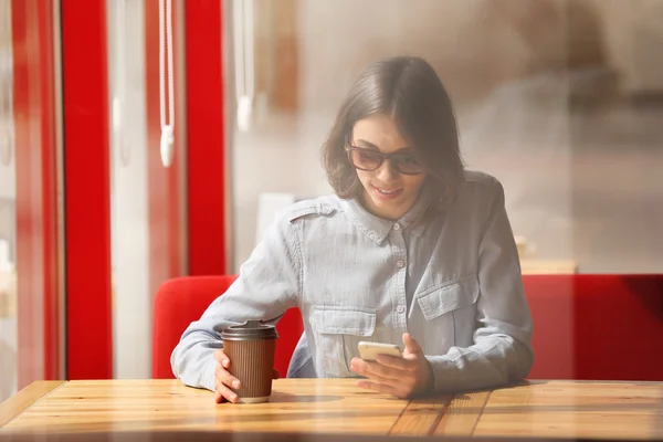 Mujer joven bebiendo café —  Fotos de Stock