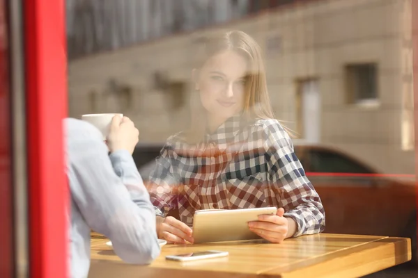 Щасливі жінки розмовляють в кафе — стокове фото