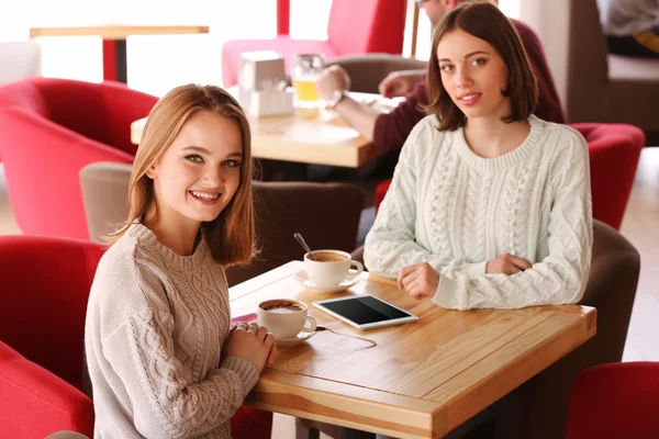 Gelukkig vrouwen praten in café — Stockfoto