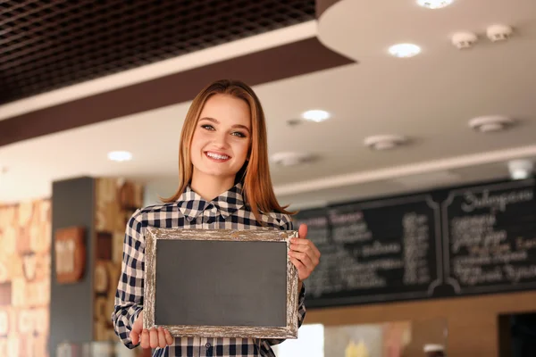 Jovem mulher no café — Fotografia de Stock