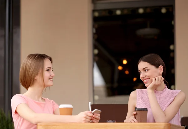 Jovens mulheres felizes bebendo café — Fotografia de Stock