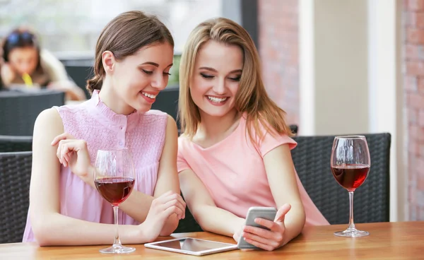 Mulheres jovens bebendo vinho — Fotografia de Stock