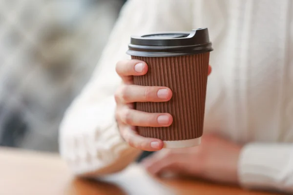 Ung kvinna dricker kaffe — Stockfoto