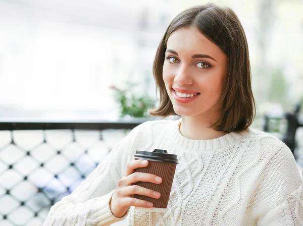 Giovane donna che beve caffè — Foto Stock