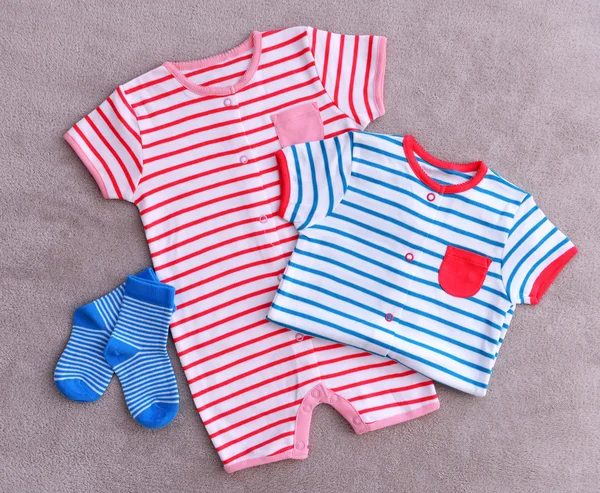 Vêtements de bébé sur fond — Photo