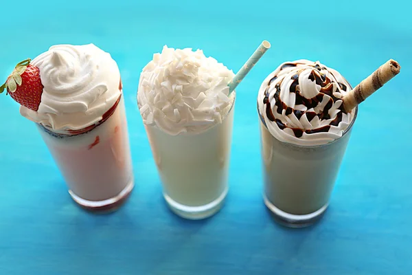 Вкусные молочные коктейли на столе — стоковое фото