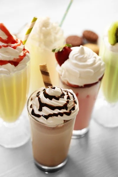 Délicieux milkshakes sur la table — Photo