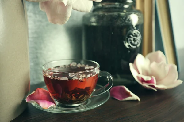 Xícara de chá na mesa de madeira — Fotografia de Stock