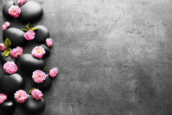 Spa 石头和粉红色的花朵 — 图库照片