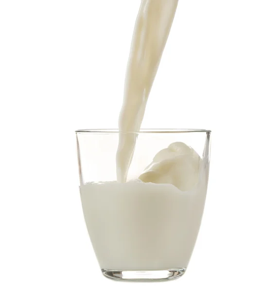 Latte fresco versato nel bicchiere — Foto Stock