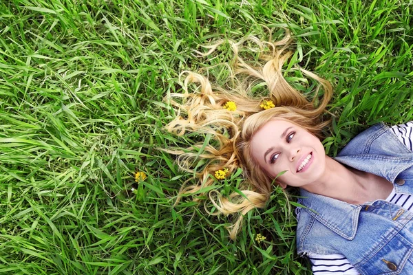 Beautiful woman on green grass — Stock Photo, Image