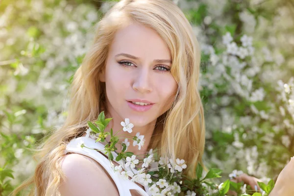 Mulher em flor árvore fundo — Fotografia de Stock