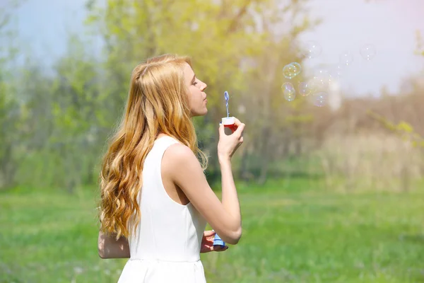 Mladá krásná žena s bublinami — Stock fotografie