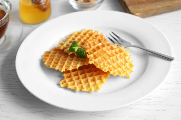 Leckere Waffeln mit Honig — Stockfoto