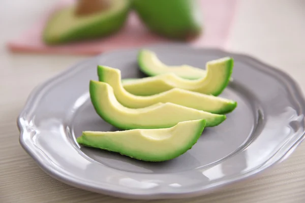 Свежий нарезанный авокадо — стоковое фото