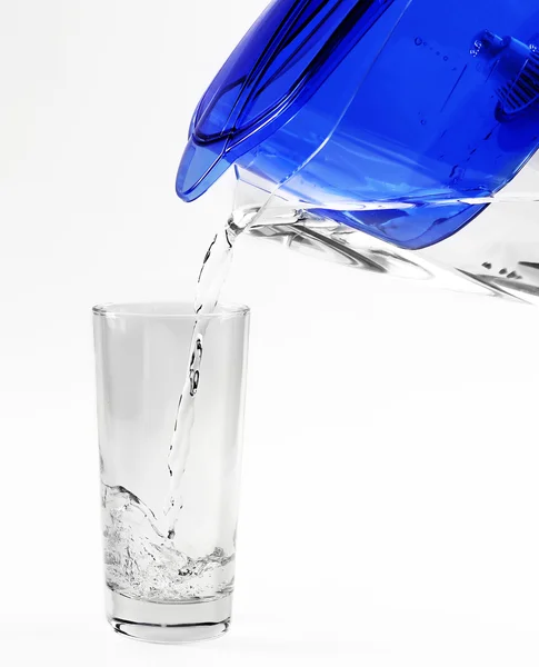 Gieten van water in glas — Stockfoto