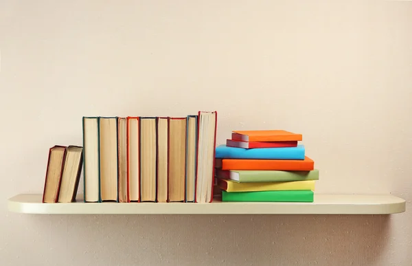 Muitos livros na prateleira — Fotografia de Stock