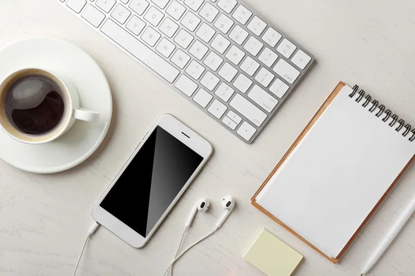 Teclado, teléfono, portátil y taza de café —  Fotos de Stock