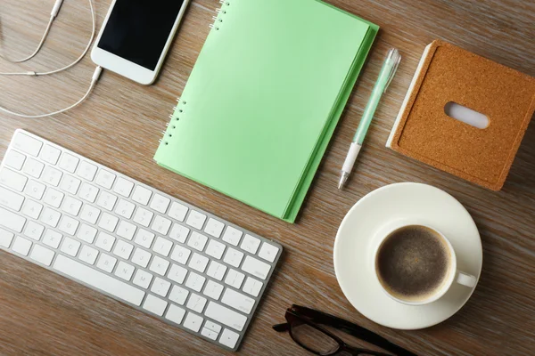 Teclado, telefone, notebook e xícara de café — Fotografia de Stock