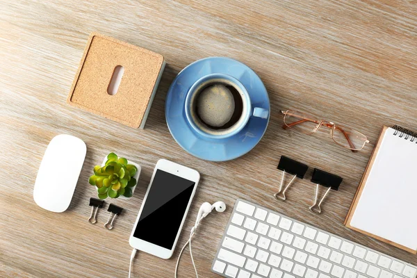 Tastiera, telefono, notebook e tazza di caffè — Foto Stock