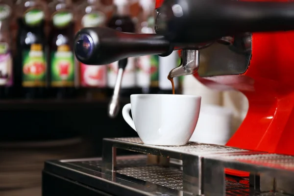 Kaffebryggare med kopp — Stockfoto