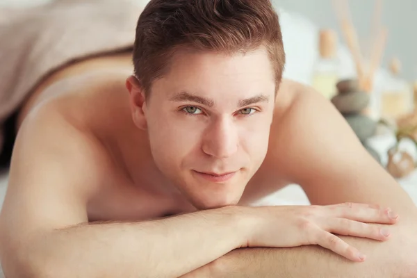 Man relaxing in spa salon — Stock Photo, Image